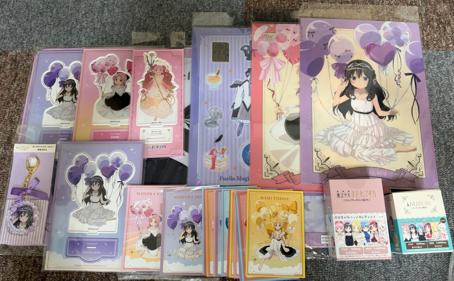 暁美ほむらたちのアクリルスタンドや限定グッズのコレクション